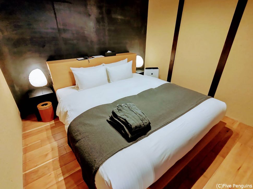 京都風の古い建物ですがベッドスタイル。