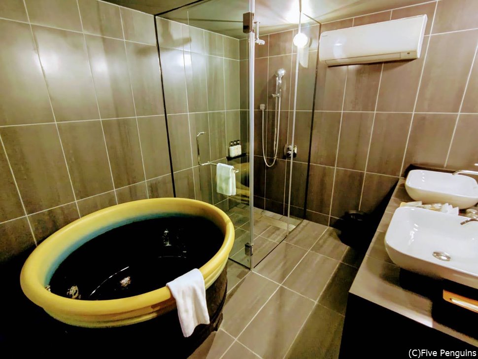 お部屋のバスルーム。お風呂の形が面白い。