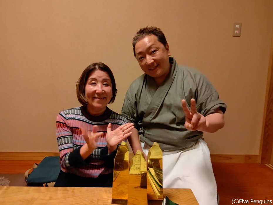 記念撮影用にトロフィーを3つ持ってきてくれた大将