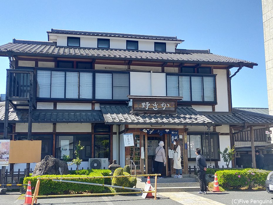 「野さか」の駐車場はいつも一杯だそうです。