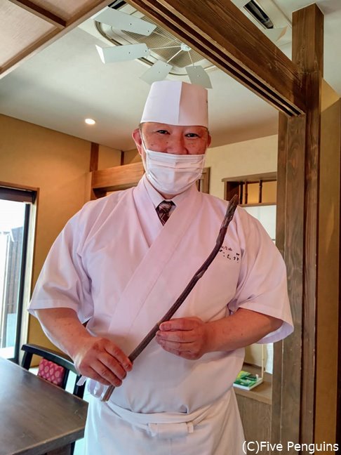 大将の立花秀明氏が牛尾菜(しおで)を持って登場