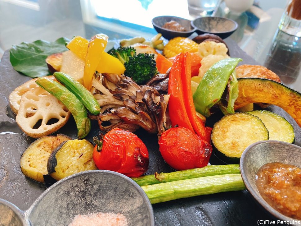温野菜の盛り合わせ。量多めなのでシェア向けです