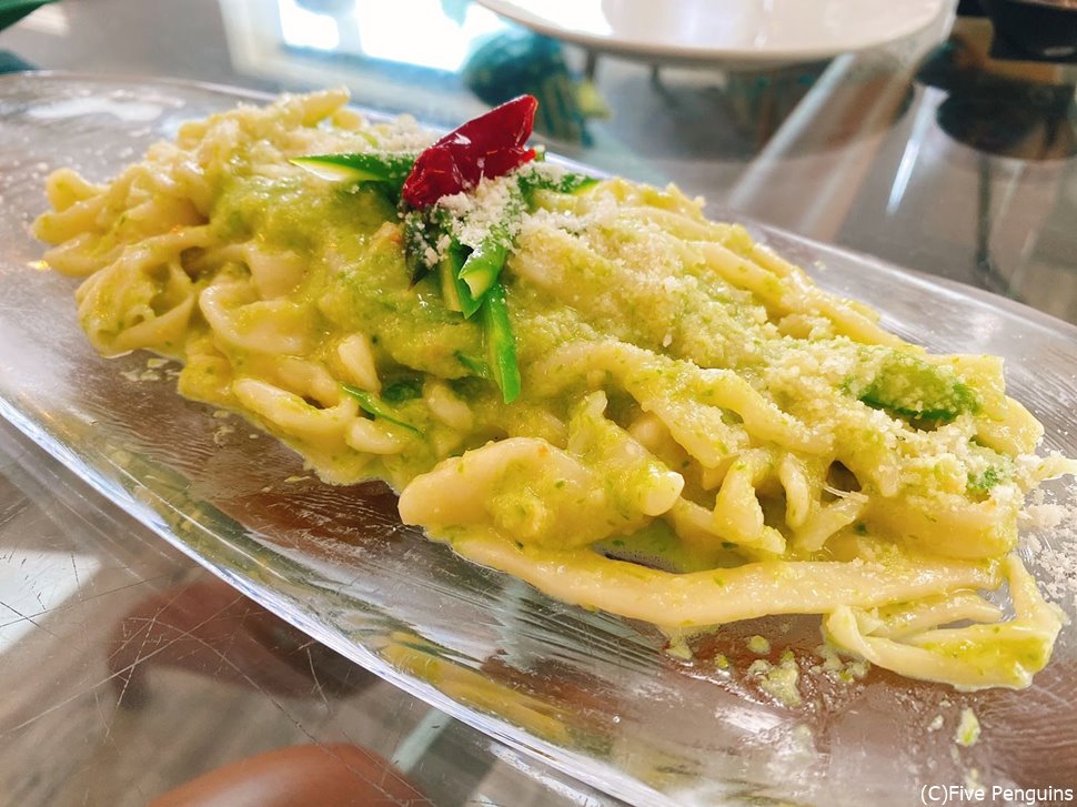 アスパラのパスタ。厚くて短いモチモチ食感が特徴