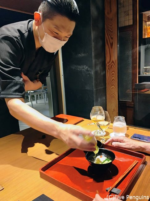 お椀にルッカ種のオイルが注がれていい香りが立ち上る