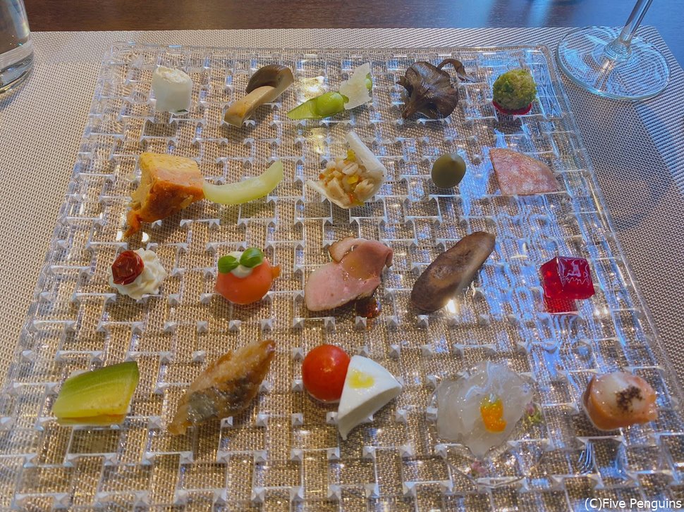 この店のシグネチャーのオードブル盛り合わせ。
