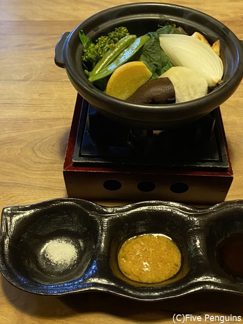 ポン酢と味噌ドレッシング、塩で食べるメインの野菜