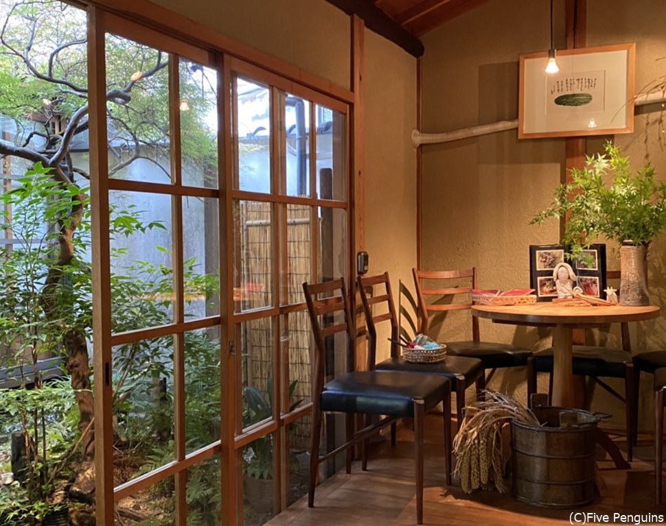 店内に粟が、オ-ナ-は在来種の粟も復活させたそう