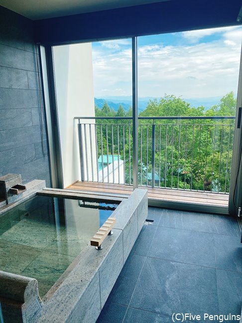 各部屋にある半露天の石風呂。眺めも抜群!