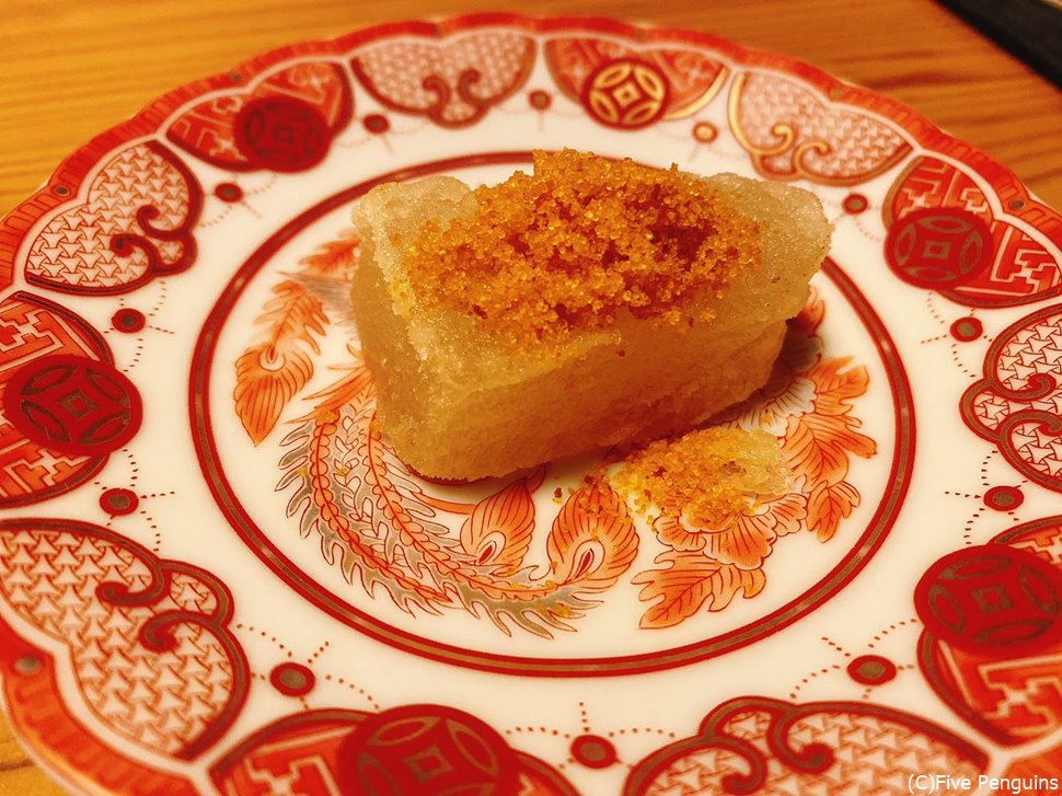 蕪のお餅にカラスミをかけた1品。食感も味も絶品