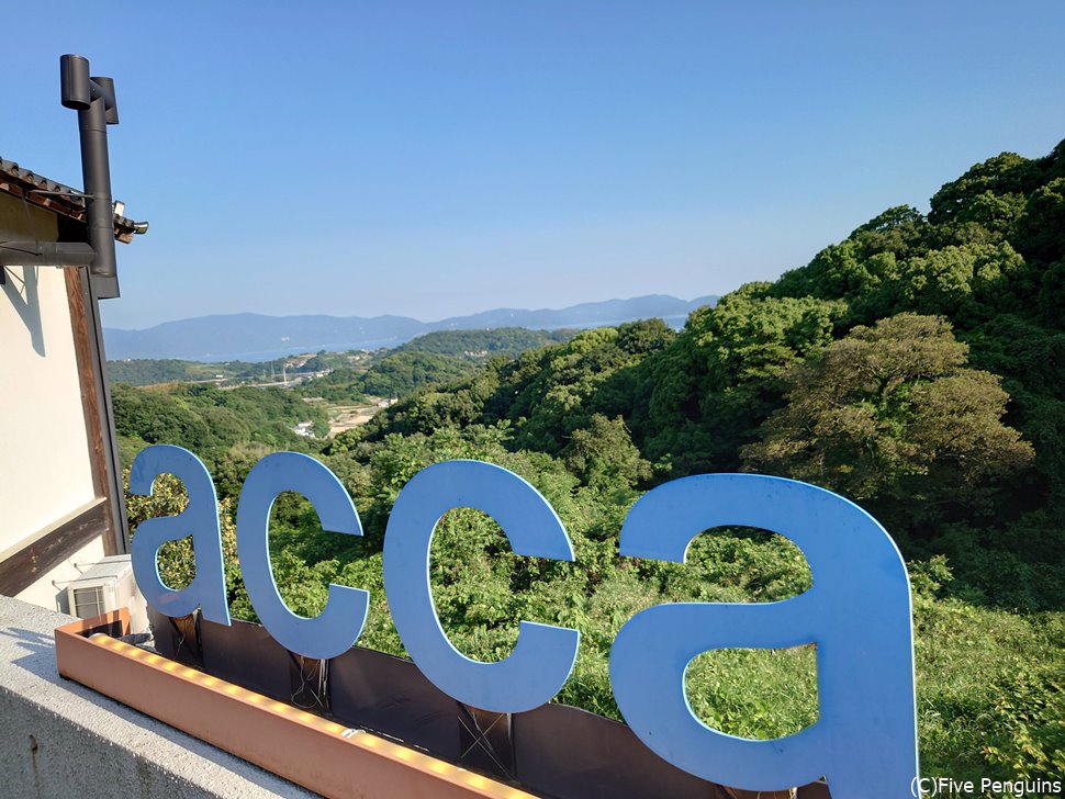 エントランスに店名のaccaの文字が