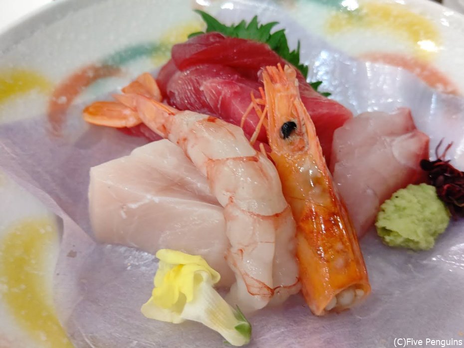 旅館の夕食で出たお刺身はどれも新鮮で美味しい