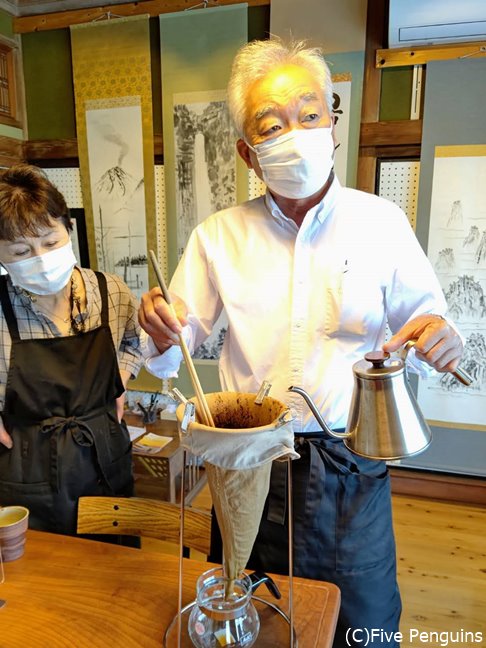 ヨシタケコーヒーの製法を伝承するマスターの田中さん