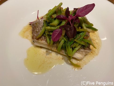 メインの白身魚のグリル。皮がカリカリで美味しい。