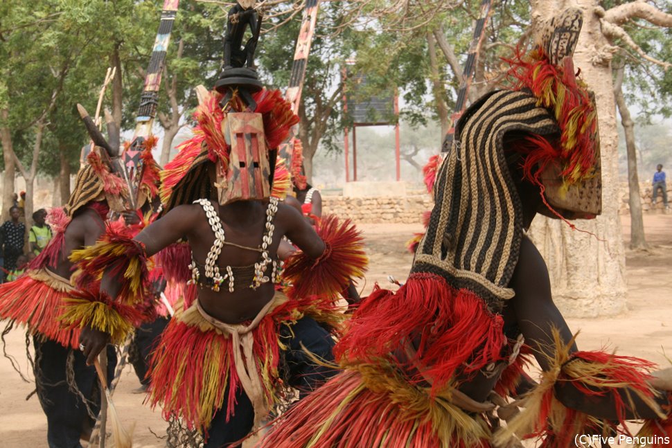 ドゴン族の村で仮面の踊りを見学