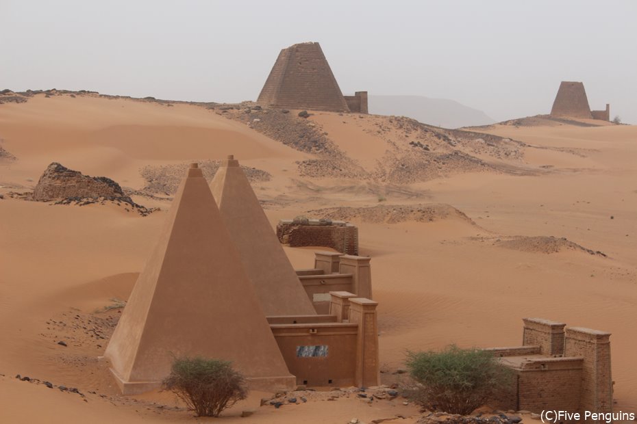 砂漠に佇むメロエの王族ピラミッド群＜メロエ＞