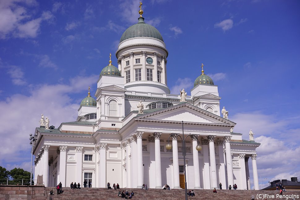 青空とのコントラストが美しい、ヘルシンキ大聖堂