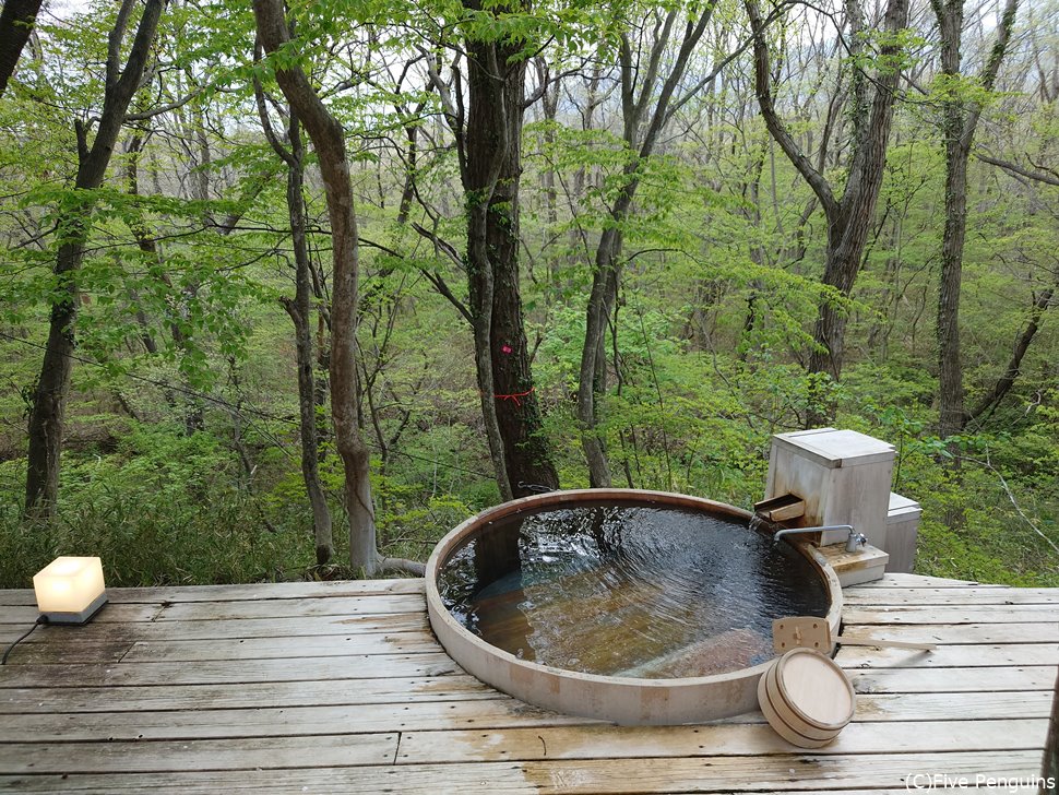 「おぼろ月」という部屋の森林テラスの専用露天風呂