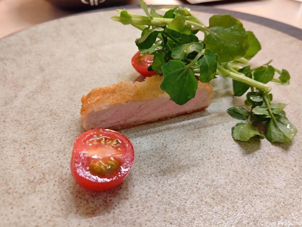 ポークロースの味わいあるお肉のカツレツが最初に少し