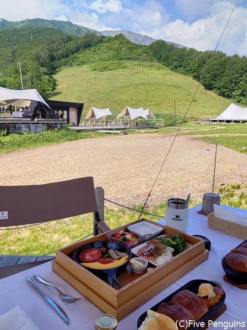 朝食は自分のテントのウッドデッキにて