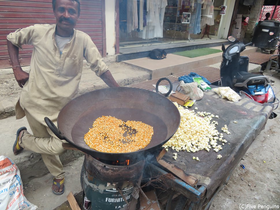 インドの屋台はずっと見ていても飽きません　激安ですが採算とれるんでしょうか？