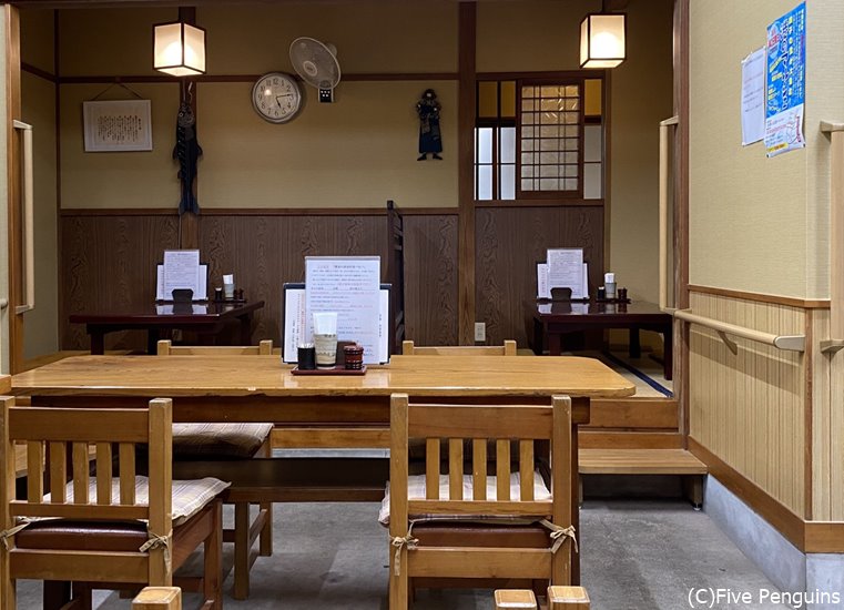 いつ行っても混んでるので営業時間前に許可を撮って撮影、店内入口には毎日蕎麦粉を挽く石臼が