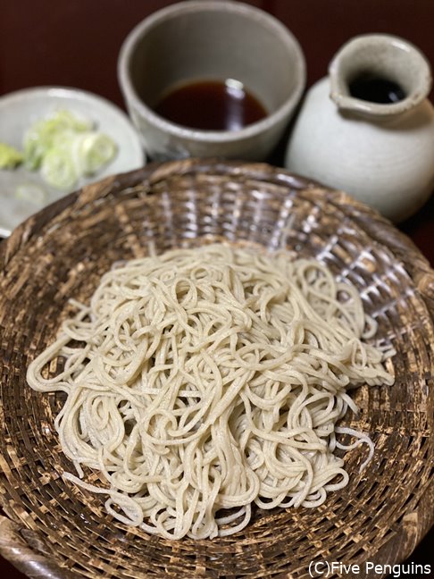 土日限定の粗挽き十割蕎麦、産地別十割の2色盛りも頼むことができる