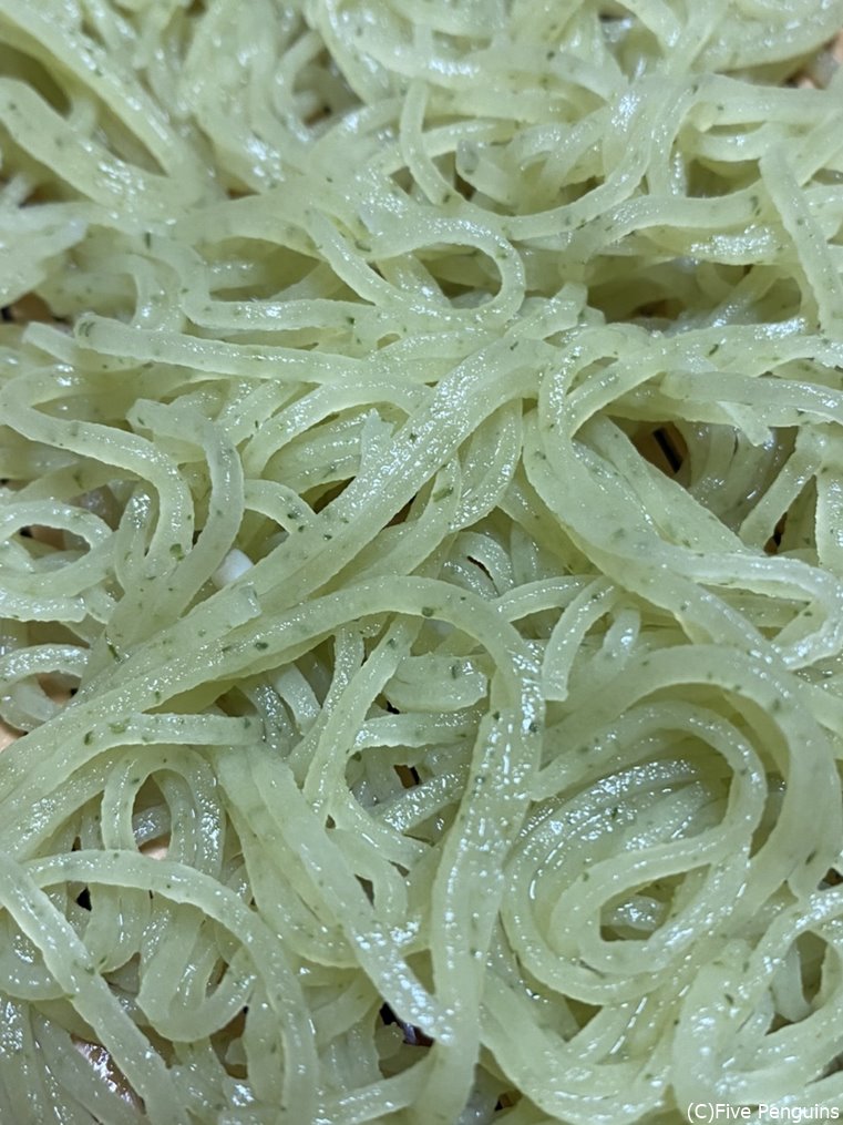 香りを楽しみたい更科粉を使った変わり蕎麦、写真は青柚切を混ぜ込んだ逸品