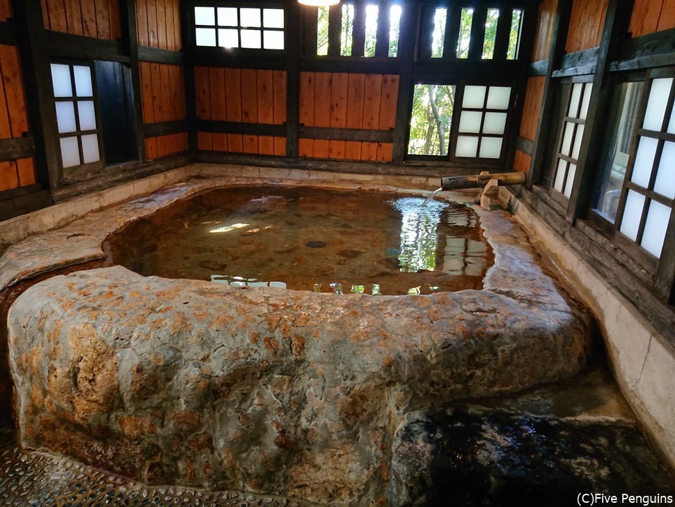 名物のかぼちゃ風呂。ゴツゴツとしたオレンジ色の岩が確かにかぼちゃっぽい。