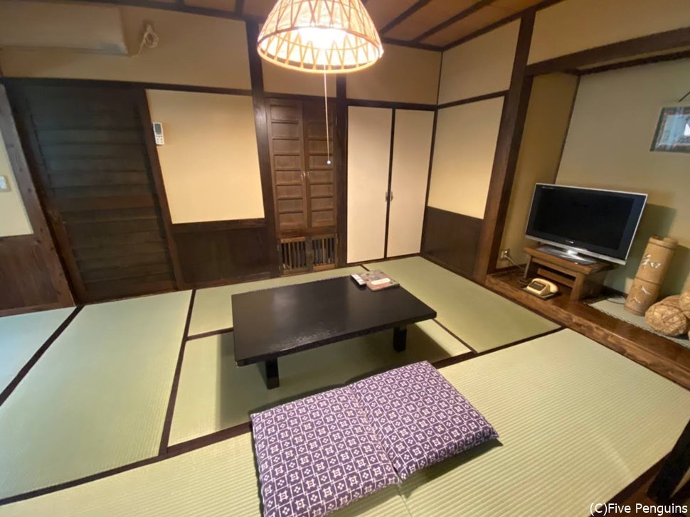 客室は余計なものがないシンプルなつくり。
