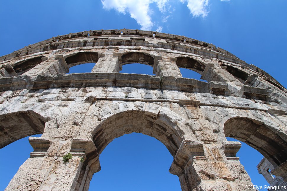 プーラの円形劇場は大迫力の古代ローマ時代建築!