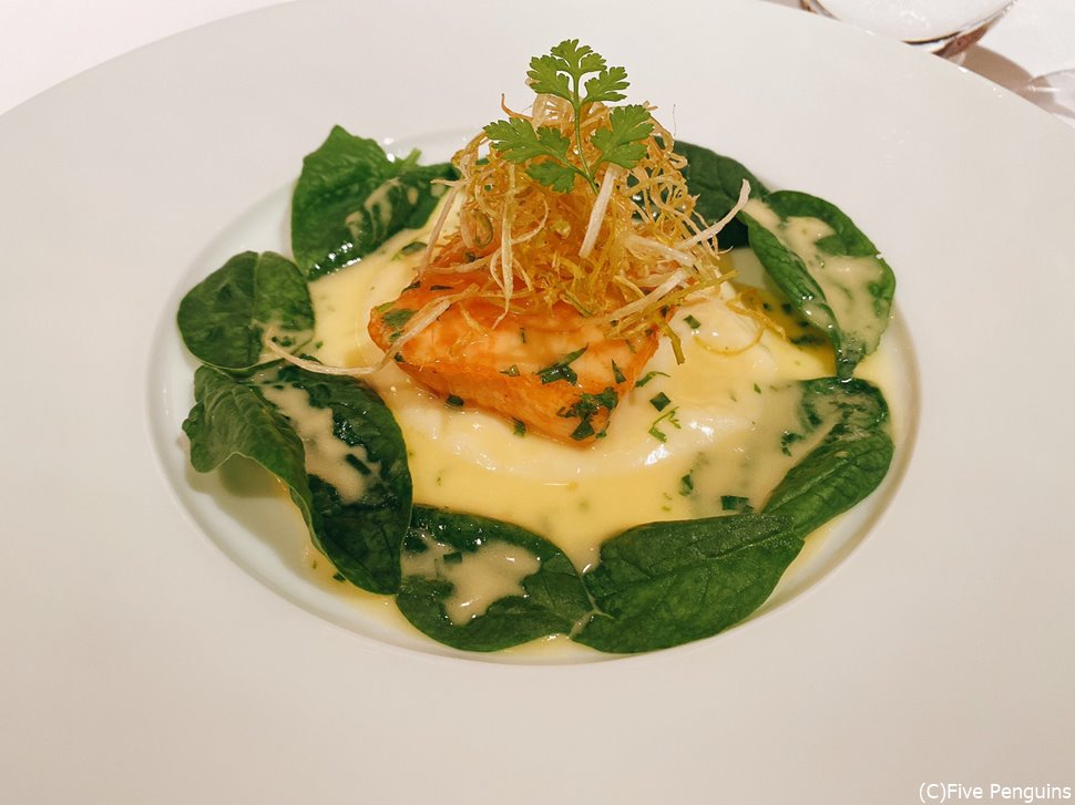 魚料理。周りのソースが絶品でパンにつけて全部食べたいくらいの美味しさ。