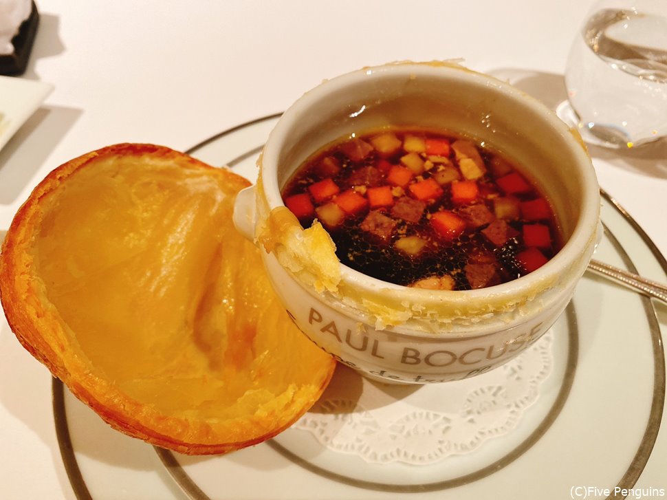 名物トリュフスープはパイ生地を取るとこんな感じ。見た目より優しい味です!