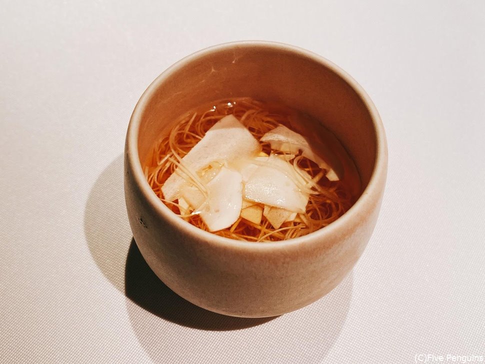 松茸のスープ。上の平べったいのも麺のように細いのも全部松茸!