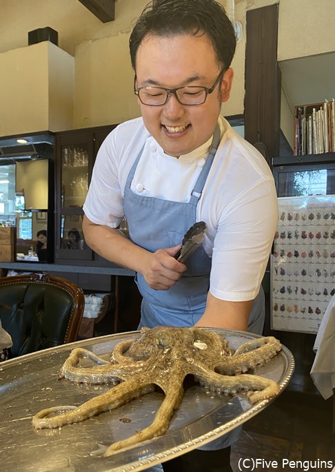 テーブルまで活きたたこやヤナギ松茸など食材を持って来て説明をしてくれる