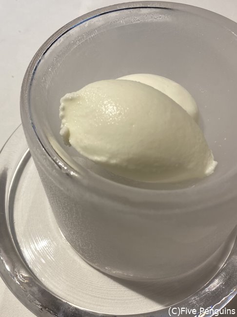 このデザートだけでももう一度食べに行きたい、地元の新鮮な牛乳を使ったアイスとヨーグルト