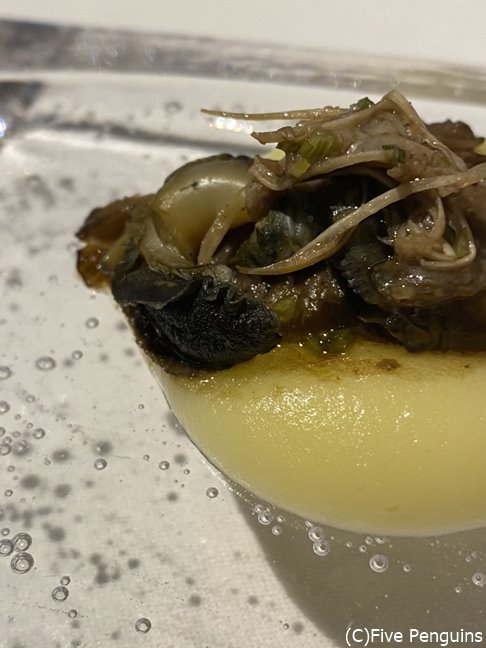 料理によって器の温度が変わる、熱々のガラスの上にじゃがいものペーストにヤナギ松茸とながらみ(貝)