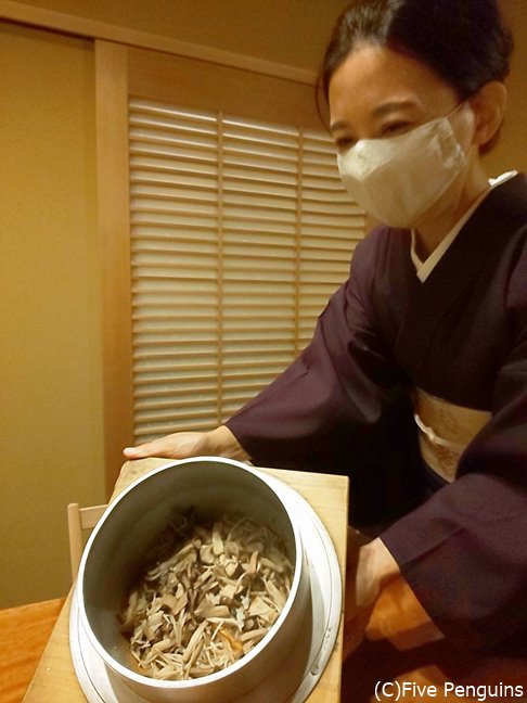きのこが沢山入った炊き込みご飯は、女将さんが炊き立てを持ってきて披露