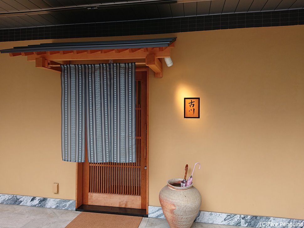 福岡・天神に近いお店。入り口はこじんまりしている