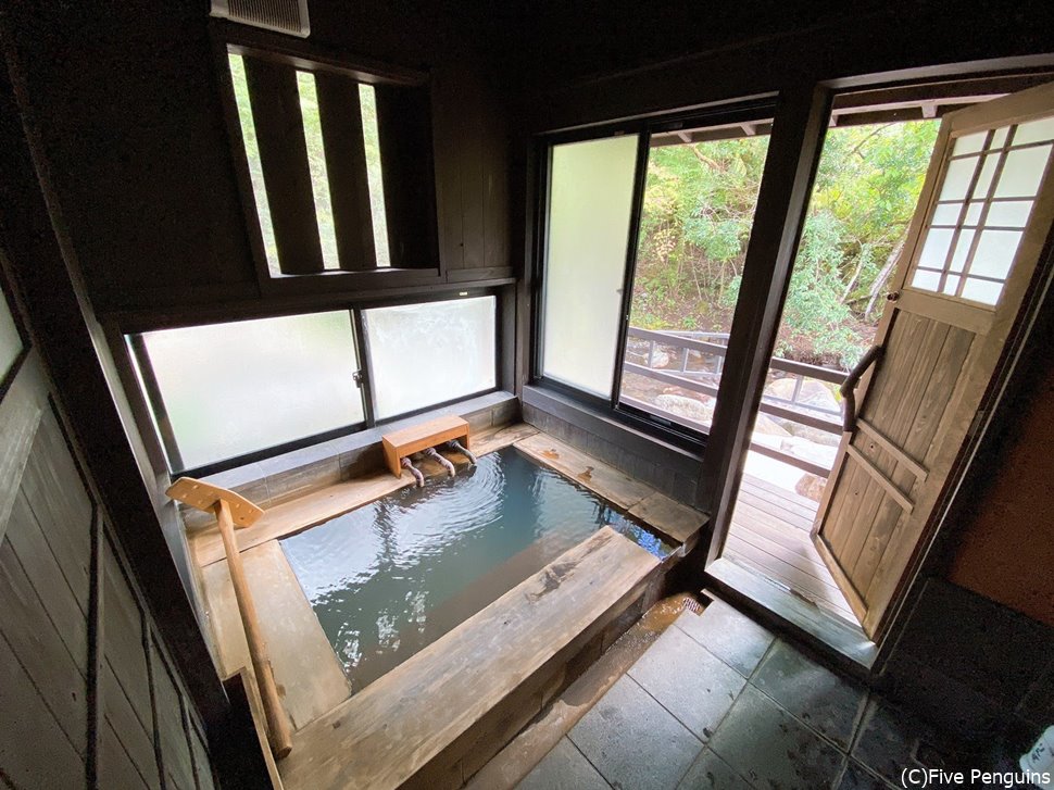 部屋の内風呂は源泉とあってかなり熱いので、水でうめてから入ります