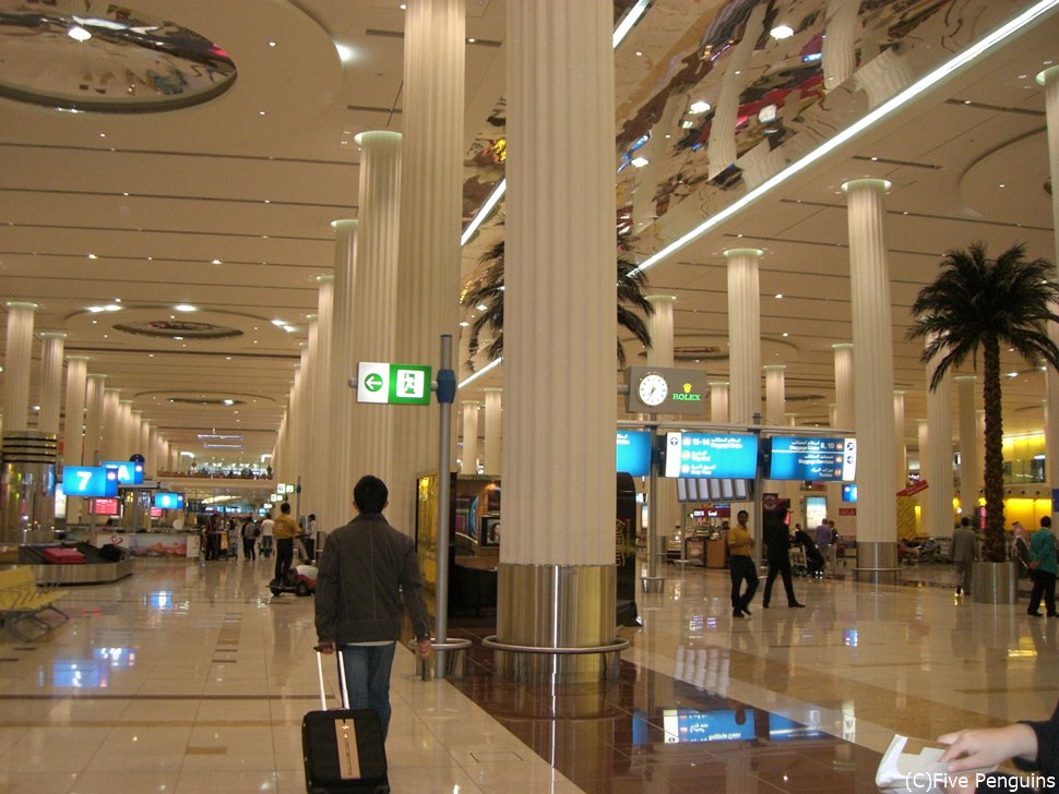 ドバイの空港は清潔感があって過ごしやすい。