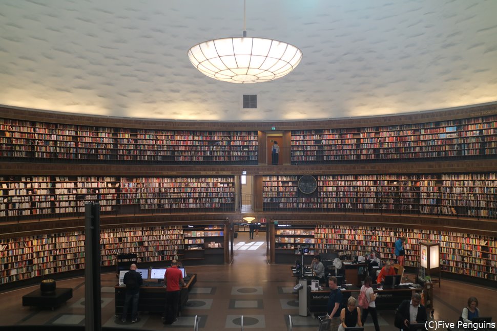 ストックホルム市立図書館　まるで本のプラネタリウムです