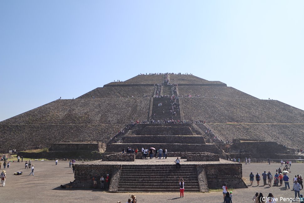 テオティワカン遺跡「太陽のピラミッド」<メキシコシティ>