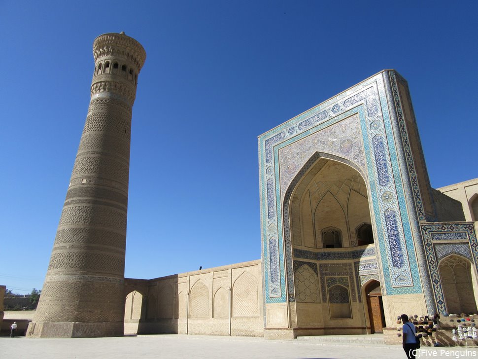 イスラム世界の文化的中心地 ブハラのカラーンモスクとカラーンミナレット