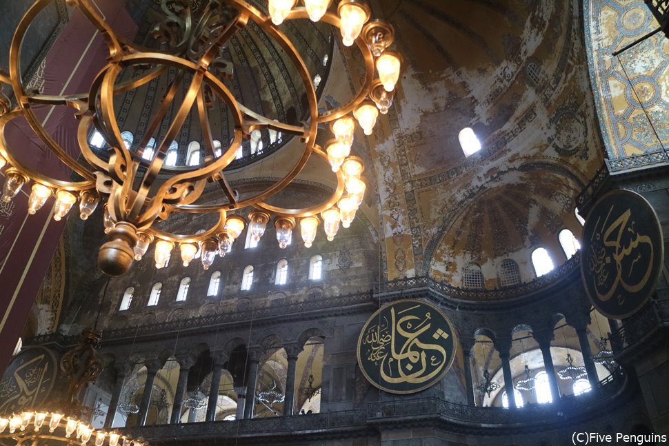 一度の旅行でキリスト教とイスラム教の国を楽しむのも!