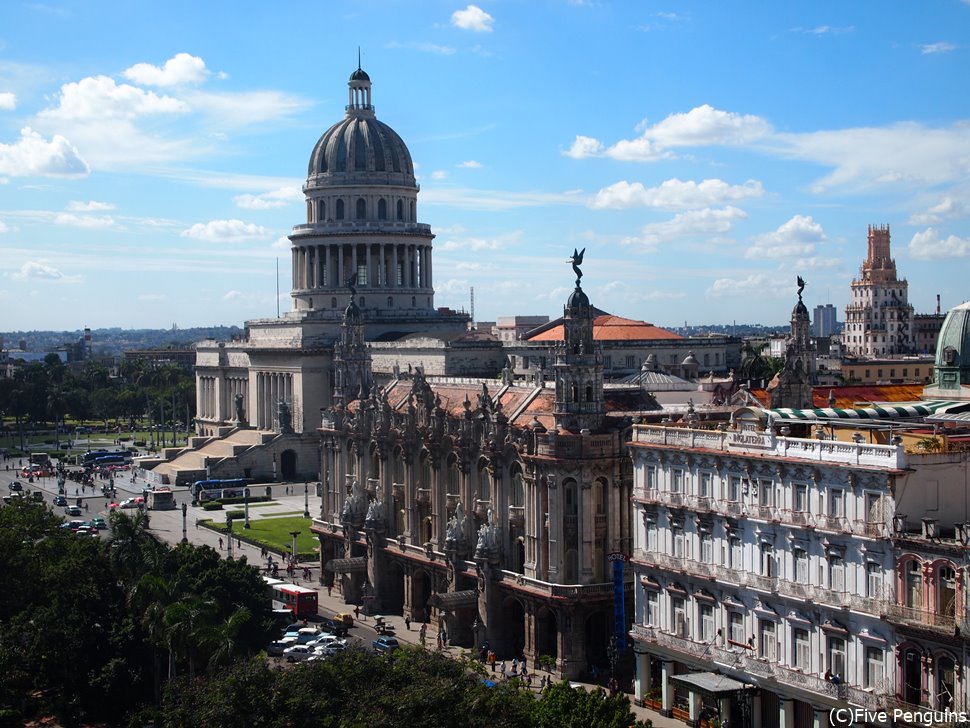 旧国会議事堂（El Capitolio）とガルシア・ロルカ劇場（Teatro Garcia Lorca）