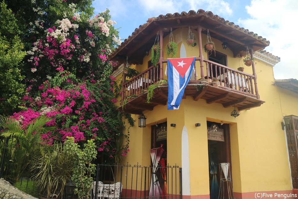 キューバの大きな国旗が掲げられた店 ＜トリニダー旧市街＞