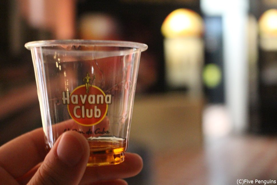 本場のハバナ・クラブ(Havana Club)にて、ラム酒を試飲