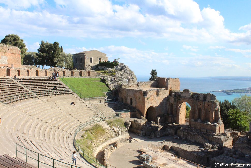 テアトロ・グレコ(ギリシャ劇場）の遺跡のすぐ隣に位置し、観光にも便利