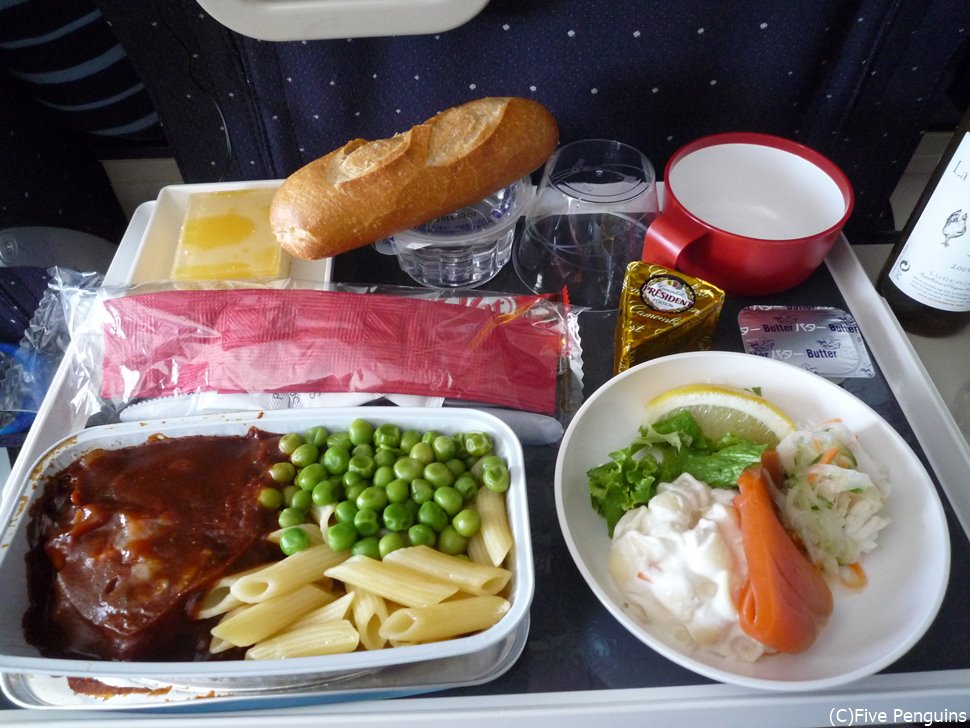 エールフランスのボリューミーな機内食にお腹いっぱいです