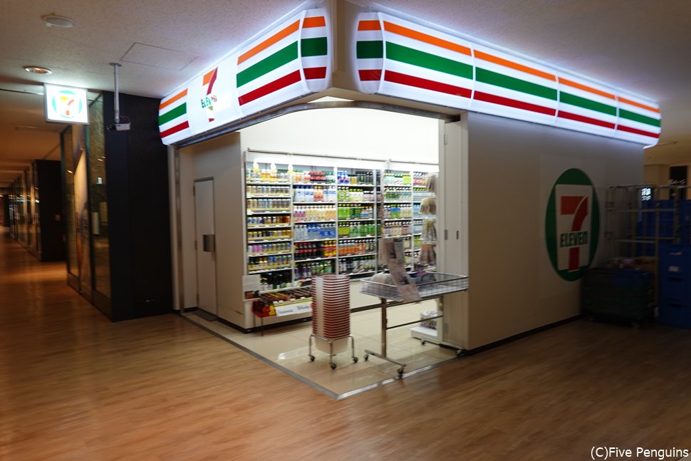 コロナ禍の成田空港 コンビニは営業中